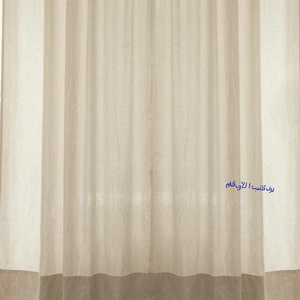 Grand voile de lin écru tombant du plafond au sol derrière un lit king size