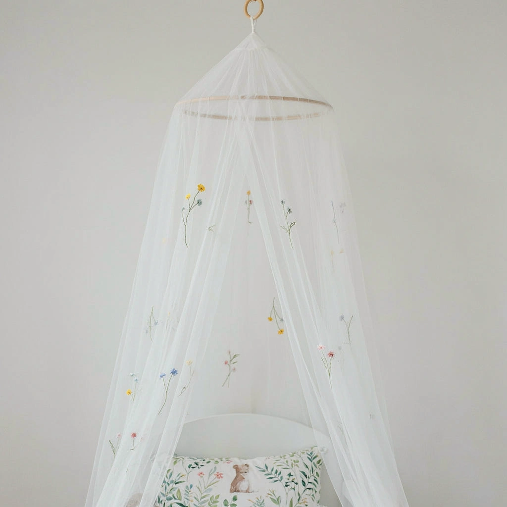 Ciel de lit en tulle blanc brodé de fleurs au-dessus d'un lit enfant