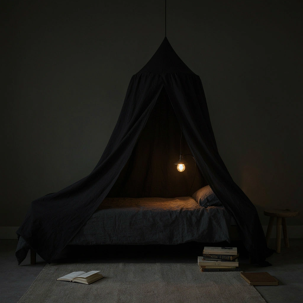 Cabane de lit en coton anthracite au-dessus d'un lit d'enfant
