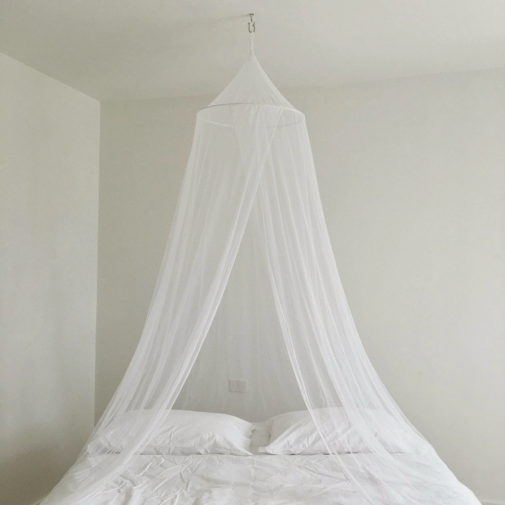 Moustiquaire conique blanche suspendue au-dessus d'un lit double