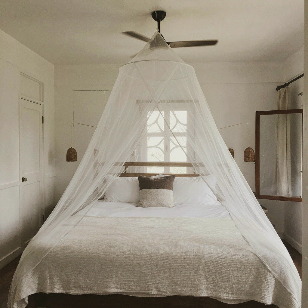 Moustiquaire dôme à maille respirante au-dessus d'un lit dans une chambre chaude