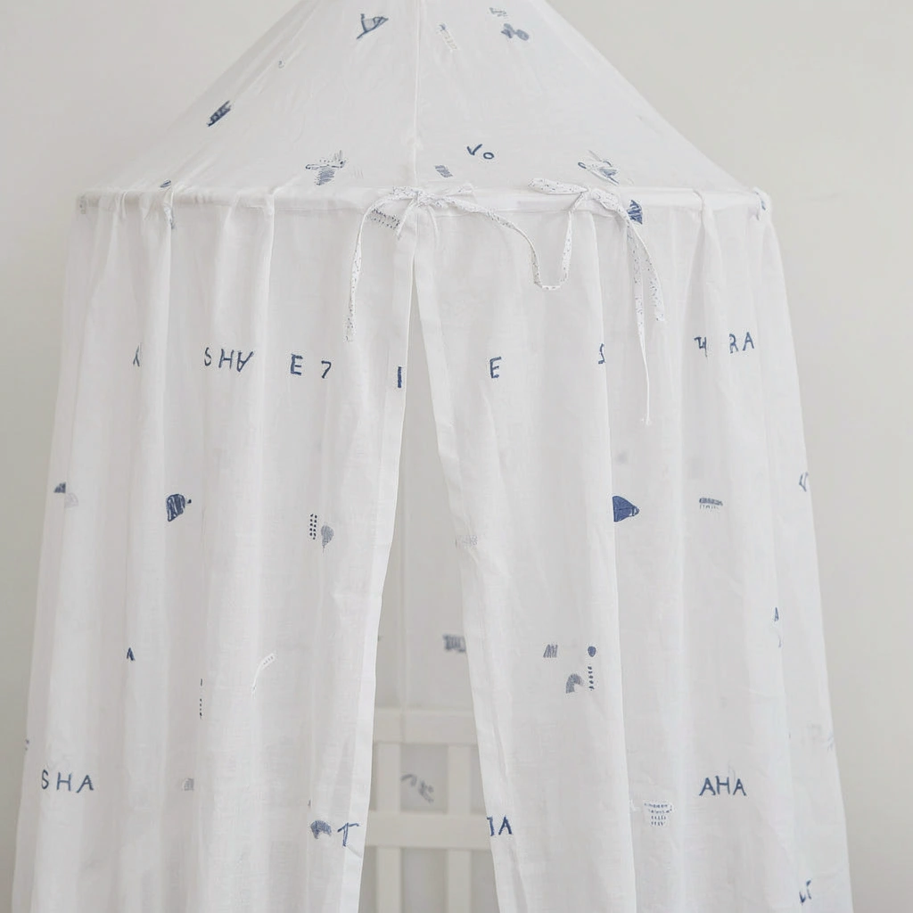 Moustiquaire de lit bébé en voile de coton au-dessus d'un berceau